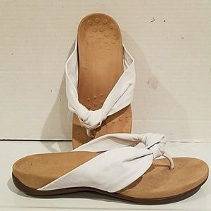 vionic white flip flops